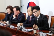 최고위원회의에서 발언하는 한동훈 대표