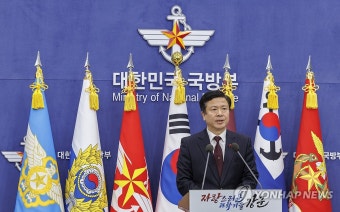 '비상계엄' 뒤, 첫 정례브리핑하는 전하규 국방부 대변인