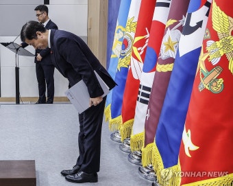 비상계엄 사태 뒤 첫 브리핑에서 인사하는 전하규 국방부 대변인