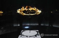 금으로 만든 월계관