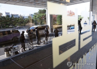 가결된 이창수 서울중앙지검장 탄핵소추안…기다리는 취재진
