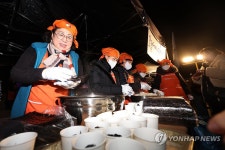 주먹밥 건네는 오월어머니들