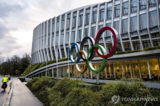 바흐 IOC 위원장 IBA에 남아 있으면 올림픽 복싱 출전 불가
