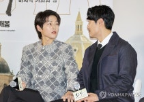 서로 바라보는 송중기-이희준