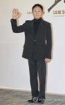 포즈 취하는 김종수