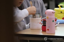 급식 차질에 도시락 먹는 학생