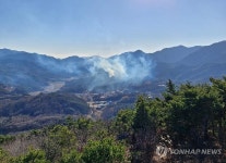 경북 울진 온정면서 산불…헬기 7대 등 투입