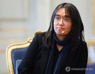 신중히 답하는 한강 작가