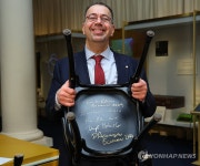 노벨상박물관 의자에 서명한 다론 아제모을루 교수