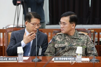 대화나누는 윤오준 국정원 3차장과 전 여인형 방첩사령관