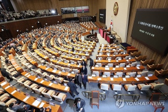 퇴장하는 여당 의원들