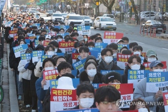 '계엄 규탄' 대학로 모인 젊은의사들