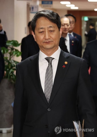 국무위원 간담회 참석하는 안덕근 장관