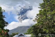 필리핀 중부 화산 폭발로 화산재·가스 분출…주민 대피