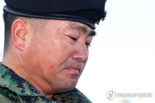 눈시울 붉히는 김현태 707특임단장