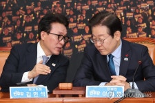 김민석 최고위원과 대화하는 이재명 대표