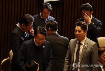 정청래 김민석 의원과 대화하는 이재명 대표