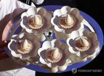 디저트 서빙하는 관계자들