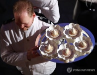 디저트 서빙하는 관계자들