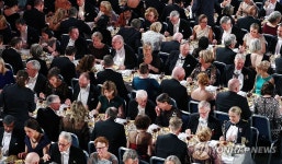 연회 즐기는 참석자들