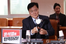 K-pop 응원봉 가지고 참석한 조계원 의원