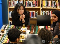학생과 대화하는 한강 작가