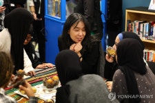 학생과 대화하는 한강 작가