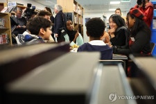 한강 작가, 학생들과 대화