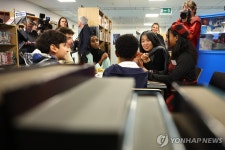 한강 작가, 학생들과 대화