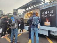 국회 앞 타오른 촛불…與의원 얼굴 현수막 찢기도(종합)