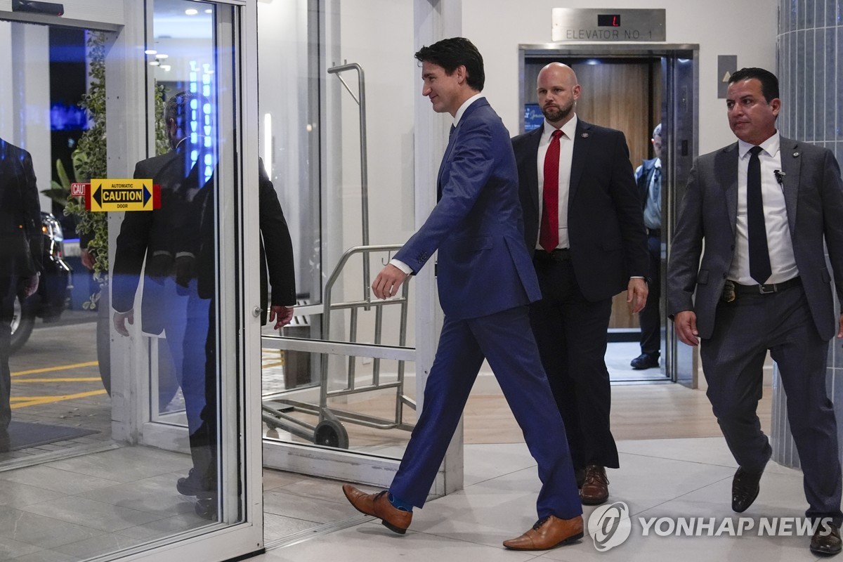 트럼프, 캐나다와 멕시코에 25% 관세 강행 예고…무역 갈등 확산 가능성 (100자)