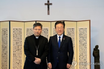 기념 촬영하는 이재명 대표와 정순택 대주교