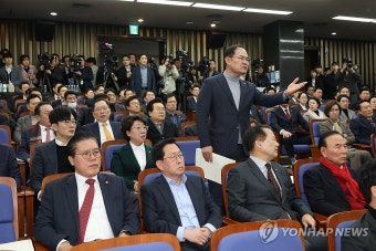 한동훈 대표에게 항의하는 국민의힘 의원들