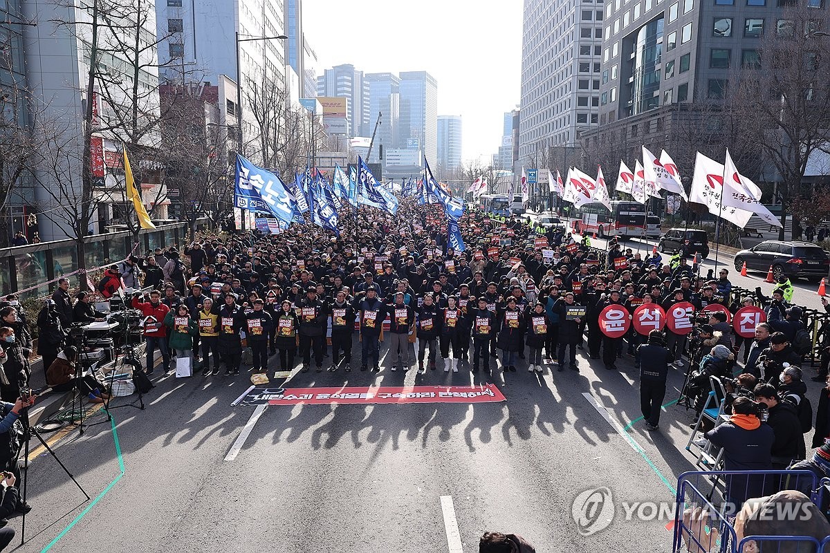 민주노총과 다른 단체, 윤석열 대통령 탄핵과 국민의힘 해체 촉구 행사 참여