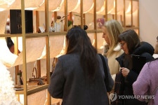 공예 작품 관람