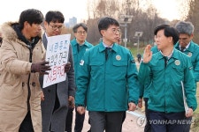 대전 찾은 환경부 장관 사퇴 촉구하는 환경단체