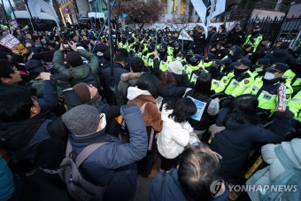 한남동 관저 앞에서 구호 외치는 민주노총·윤석열 퇴진비상행동