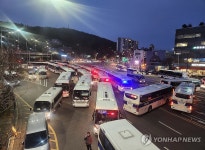 대통령 관저 앞 시위로 교통 통제된 한남고가 일대