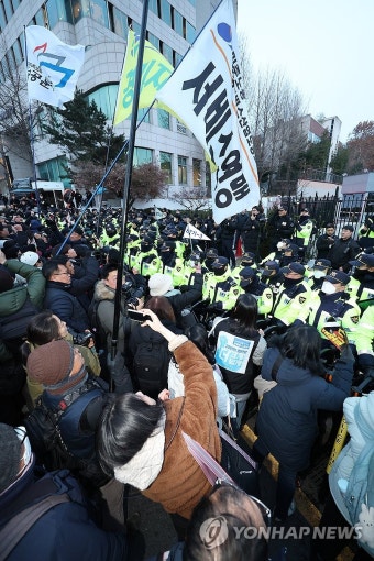 민주노총·윤석열 퇴진비상행동, 대통령 관저 앞 시위