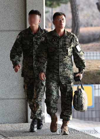 검찰 조사실 향하는 김정근 제3공수여단장