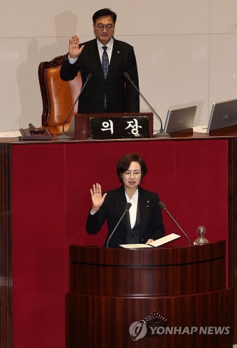 국회의원 선서하는 조국혁신당 백선희 의원