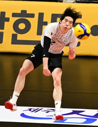 레오 역대 2번째 공격득점 5천500개…현대캐피탈, KB 꺾고 5연승