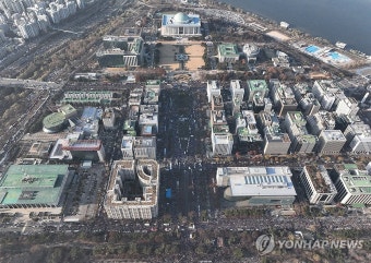 국회 앞 운집한 탄핵 촉구 집회 참가자들