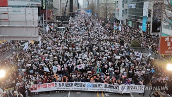 윤석열 대통령 탄핵안 가결에 광주시민 환호