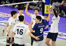 괴력 발휘한 막심…대한항공, 삼성화재에 짜릿한 역전승