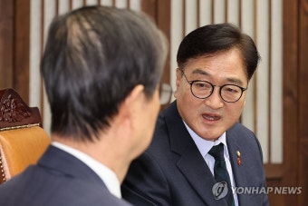 한덕수 권한대행과 대화하는 우원식 국회의장