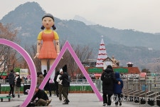 광화문광장에 등장한 오징어게임 영희