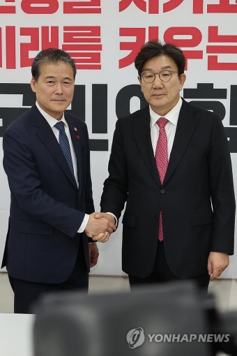 김영호 통일장관과 악수하는 권성동 권한대행
