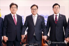 양당 원내대표와 손잡은 우원식 의장