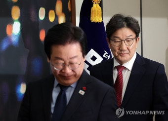 자리로 향하는 이재명 대표와 권성동 대표 권한대행